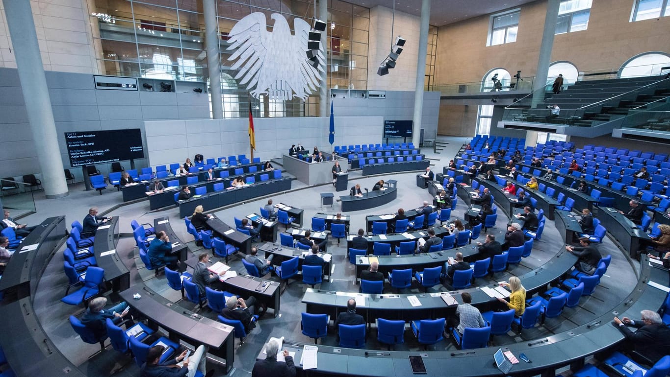 Berlin, Plenarsitzung im Bundestag: Ab sofort gilt eine Maskenpflicht im Bundestag. Die AfD will wohl dagegen klagen.