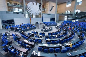 Berlin, Plenarsitzung im Bundestag: Ab sofort gilt eine Maskenpflicht im Bundestag. Die AfD will wohl dagegen klagen.