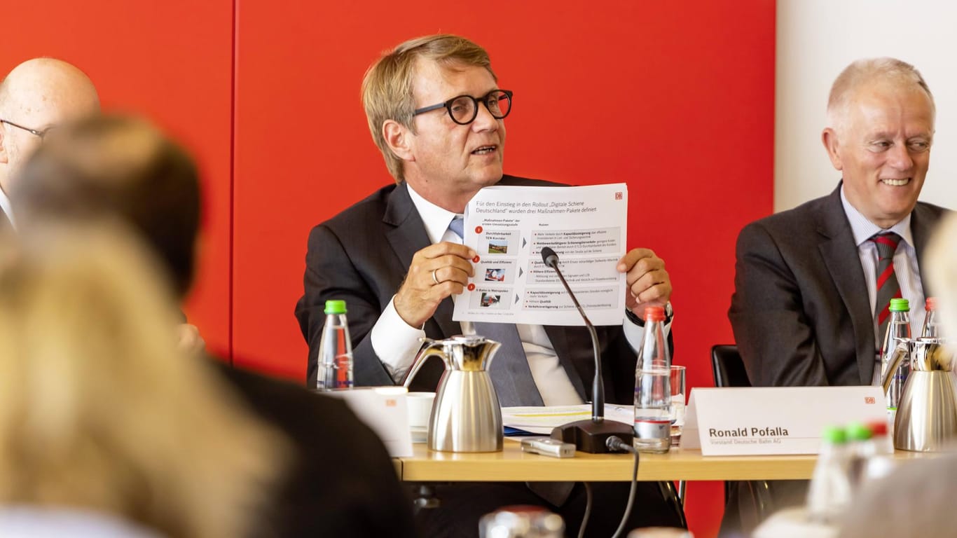 Ronald Pofalla,, Vorstand Infrastruktur der Deutschen Bahn AG und rechts daneben Fritz Kuhn, Grüner Oberbürgermeister von Stuttgart: Ende 2018 haben sie das ETCS-Pilotprojekt vorgestellt.