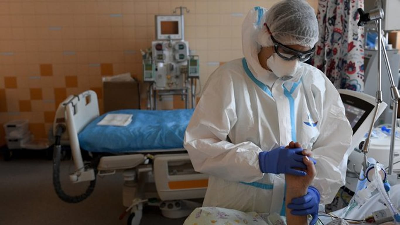 Ein Sanitäter behandelt einen Covid-19-Patienten auf der Intensivstation des Allgemeinen Universitätsklinikums in Prag.