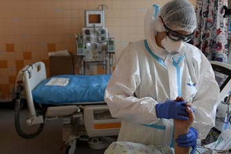 Ein Sanitäter behandelt einen Covid-19-Patienten auf der Intensivstation des Allgemeinen Universitätsklinikums in Prag.