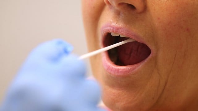 Ein Corona-Test wird bei einer Patientin durchgeführt (Symbolbild): In Stuttgart soll über neue Corona-Maßnahmen beraten werden.