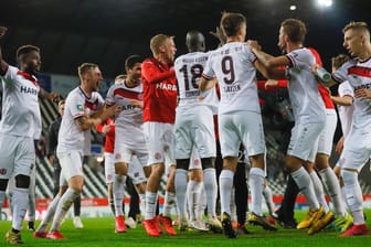 Die U23-Spieler von Rot-Weiss Essen nach dem Sieg gegen Fortuna Düsseldorf am Freitag: RWE ist in der Spitzengruppe der vierten Liga angekommen.