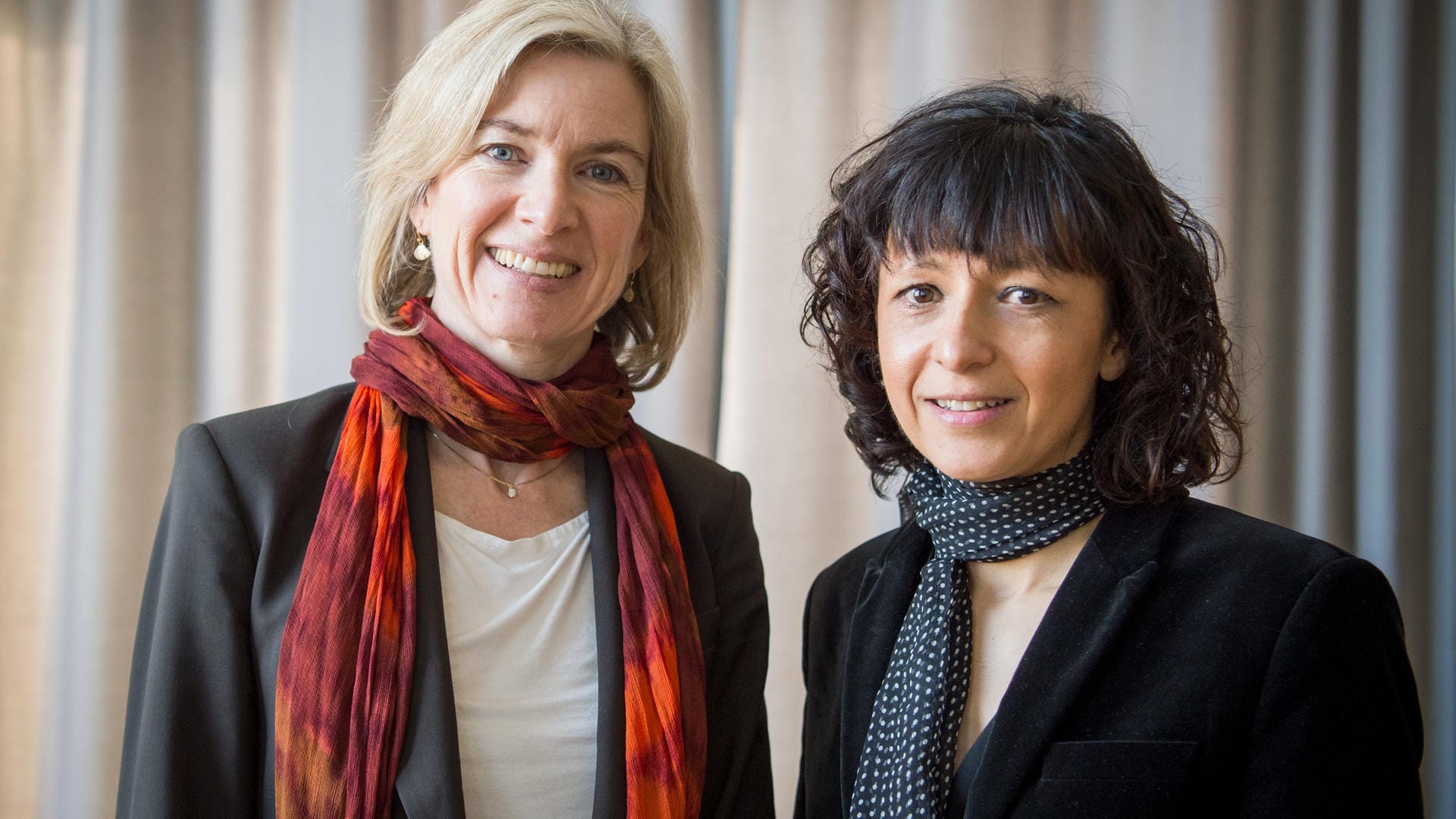 Die amerikanische Biochemikerin Jennifer A. Doudna (l) und die französische Mikrobiologin Emmanuelle Charpentier.