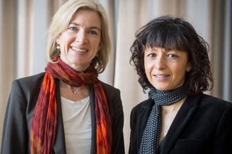 Die amerikanische Biochemikerin Jennifer A. Doudna (l) und die französische Mikrobiologin Emmanuelle Charpentier.