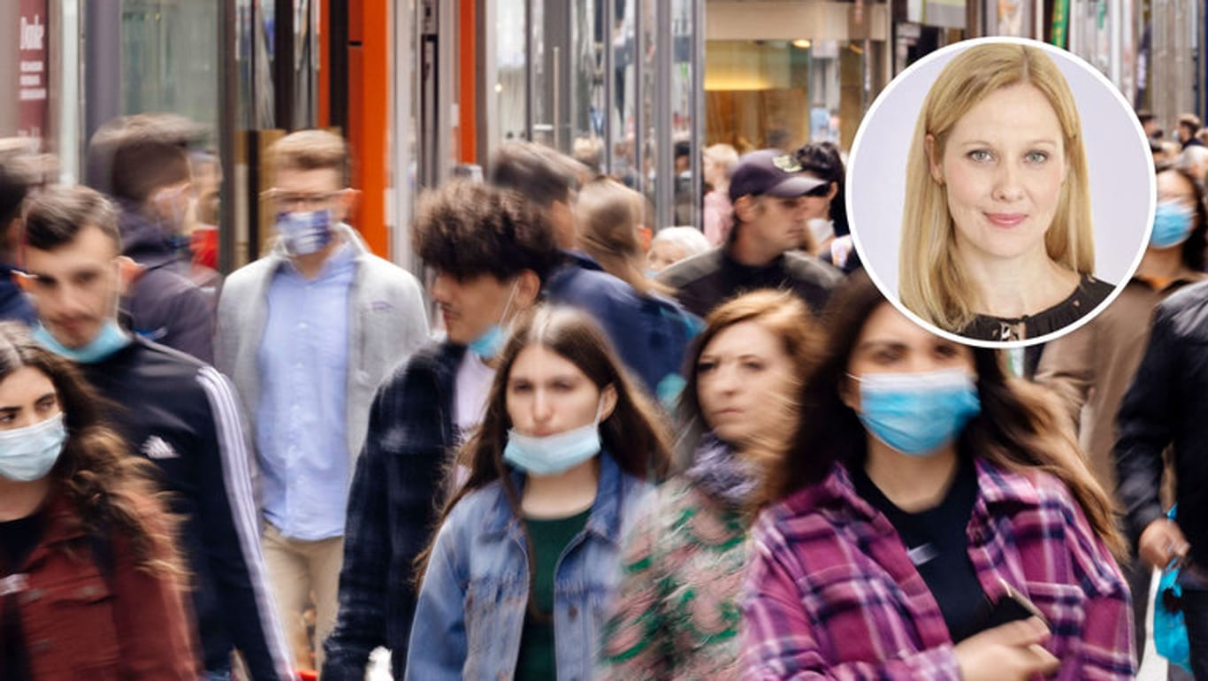 Menschen mit Masken in einer Fußgängerzone: Innerhalb von Einkaufszentren halten sich viele nicht an die Maskenpflicht