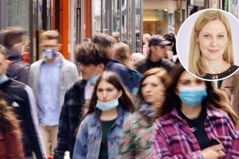 Menschen mit Masken in einer Fußgängerzone: Innerhalb von Einkaufszentren halten sich viele nicht an die Maskenpflicht