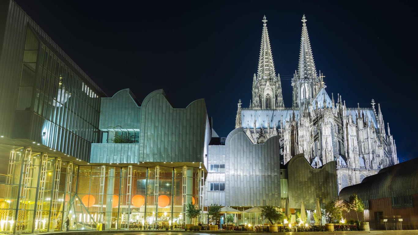 Kölner Dome und das Museum Ludwig bei Nacht ( Symbolbild): Museumsnacht Köln bekommt ein neues coronakonformes Format.