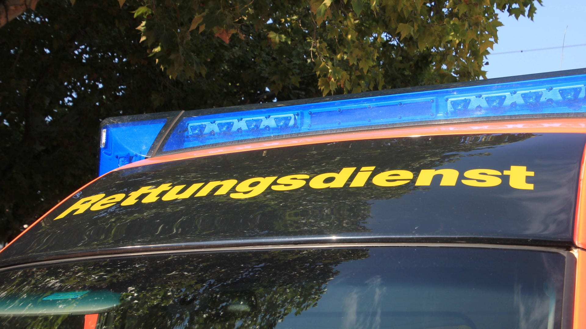 Auf einem Einsatzfahrzeug steht "Rettungsdienst": Ein drei Monate altes Baby ist bei einem Unfall leicht verletzt worden.