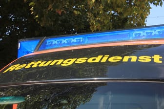 Auf einem Einsatzfahrzeug steht "Rettungsdienst": Ein drei Monate altes Baby ist bei einem Unfall leicht verletzt worden.