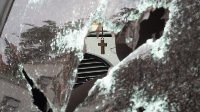 Ein Kruzifix hängt in einem Auto, das durch Beschuss durch aserbaidschanische Artillerie während eines militärischen Konflikts in selbsternannten Republik Berg-Karabach beschädigt wurde. Ein Kruzifix hängt in einem Auto, das durch Beschuss durch aserbaidschanische Artillerie während eines militärischen Konflikts in selbsternannten Republik Berg-Karabach beschädigt wurde.