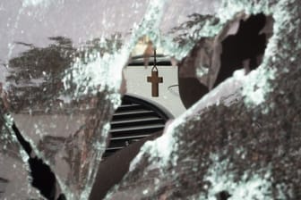 Ein Kruzifix hängt in einem Auto, das durch Beschuss durch aserbaidschanische Artillerie während eines militärischen Konflikts in selbsternannten Republik Berg-Karabach beschädigt wurde.