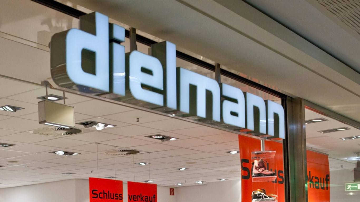 Dielmann-Logo an einem Geschäft (Archivbild): Das Unternehmen macht 13 Filialen dicht.