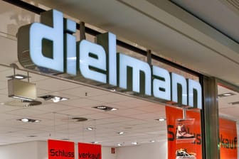 Dielmann-Logo an einem Geschäft (Archivbild): Das Unternehmen macht 13 Filialen dicht.