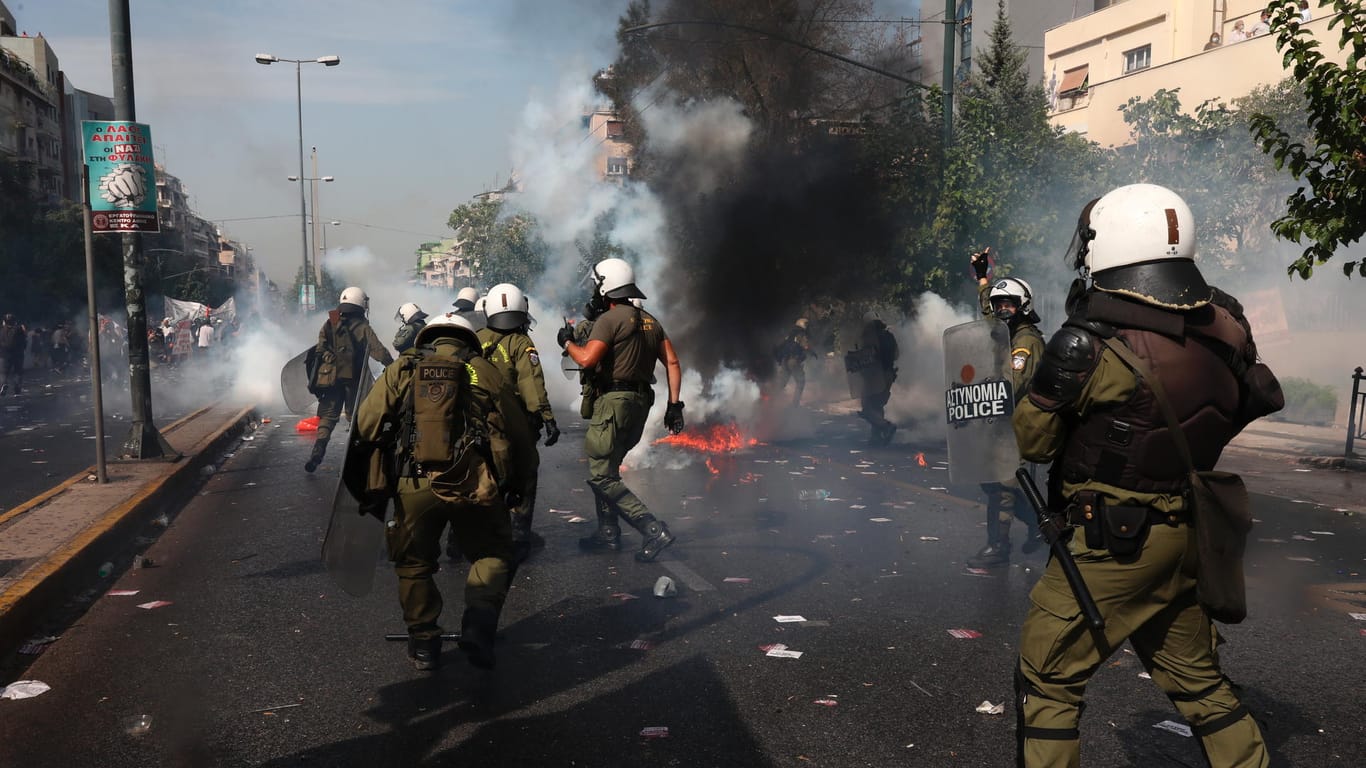Griechenland, Athen: Bereitschaftspolizisten laufen während einer antifaschistischen Kundgebung vor dem Gerichtsgebäude. Die rechtsextreme Partei Goldene Morgenröte wurde zuvor als kriminelle Organisation verurteilt.