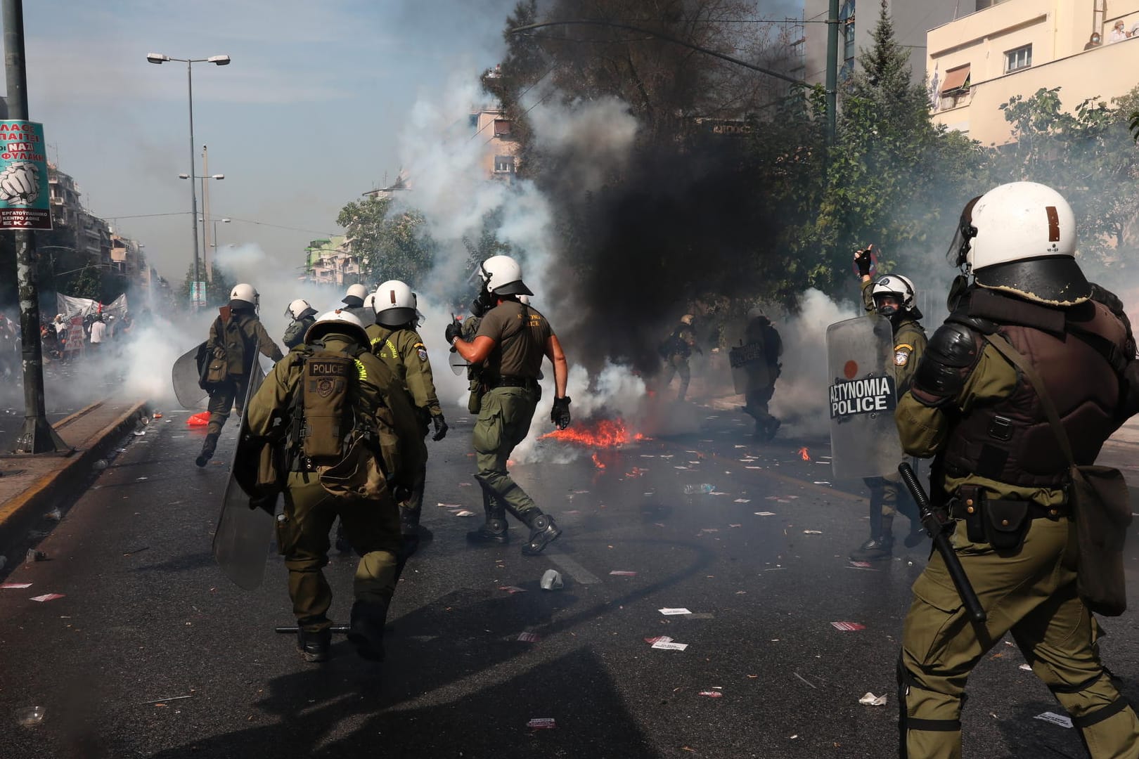 Griechenland, Athen: Bereitschaftspolizisten laufen während einer antifaschistischen Kundgebung vor dem Gerichtsgebäude. Die rechtsextreme Partei Goldene Morgenröte wurde zuvor als kriminelle Organisation verurteilt.