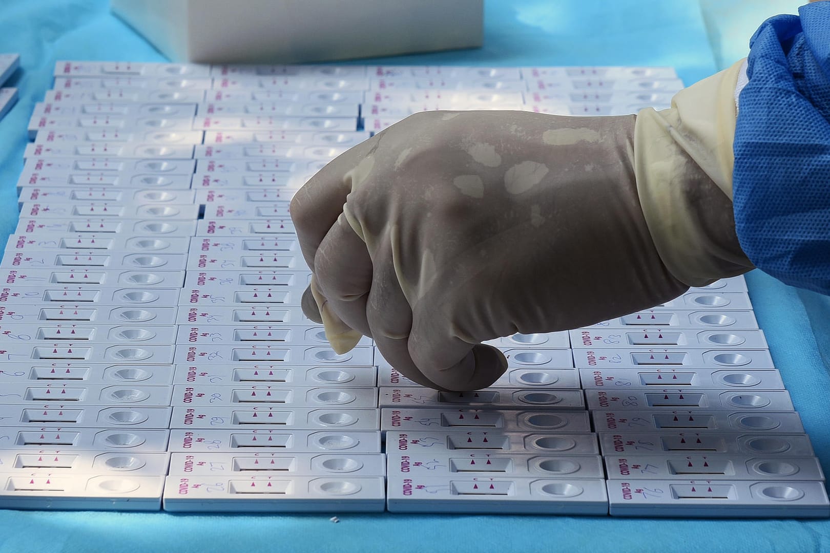 Corona-Test: Antigen-Tests sollen das positive oder negative Ergebnis innerhalb von Minuten anzeigen. (Symbolbild)