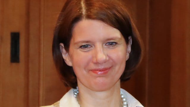 Martina wurde zur neuen Präsidentin des Militärischen Abschirmdienstes (MAD) ernannt. Martina wurde zur neuen Präsidentin des Militärischen Abschirmdienstes (MAD) ernannt.