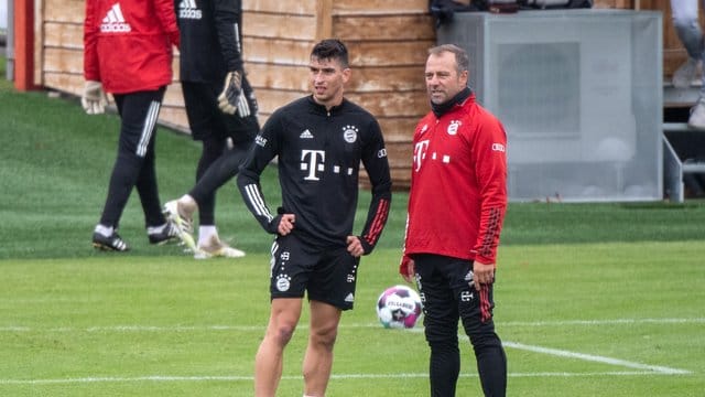 Der spanische U21-Europameister Marc Roca im Gespräch mit Bayern-Trainer Hansi Flick.