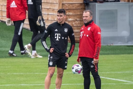 Der spanische U21-Europameister Marc Roca im Gespräch mit Bayern-Trainer Hansi Flick.