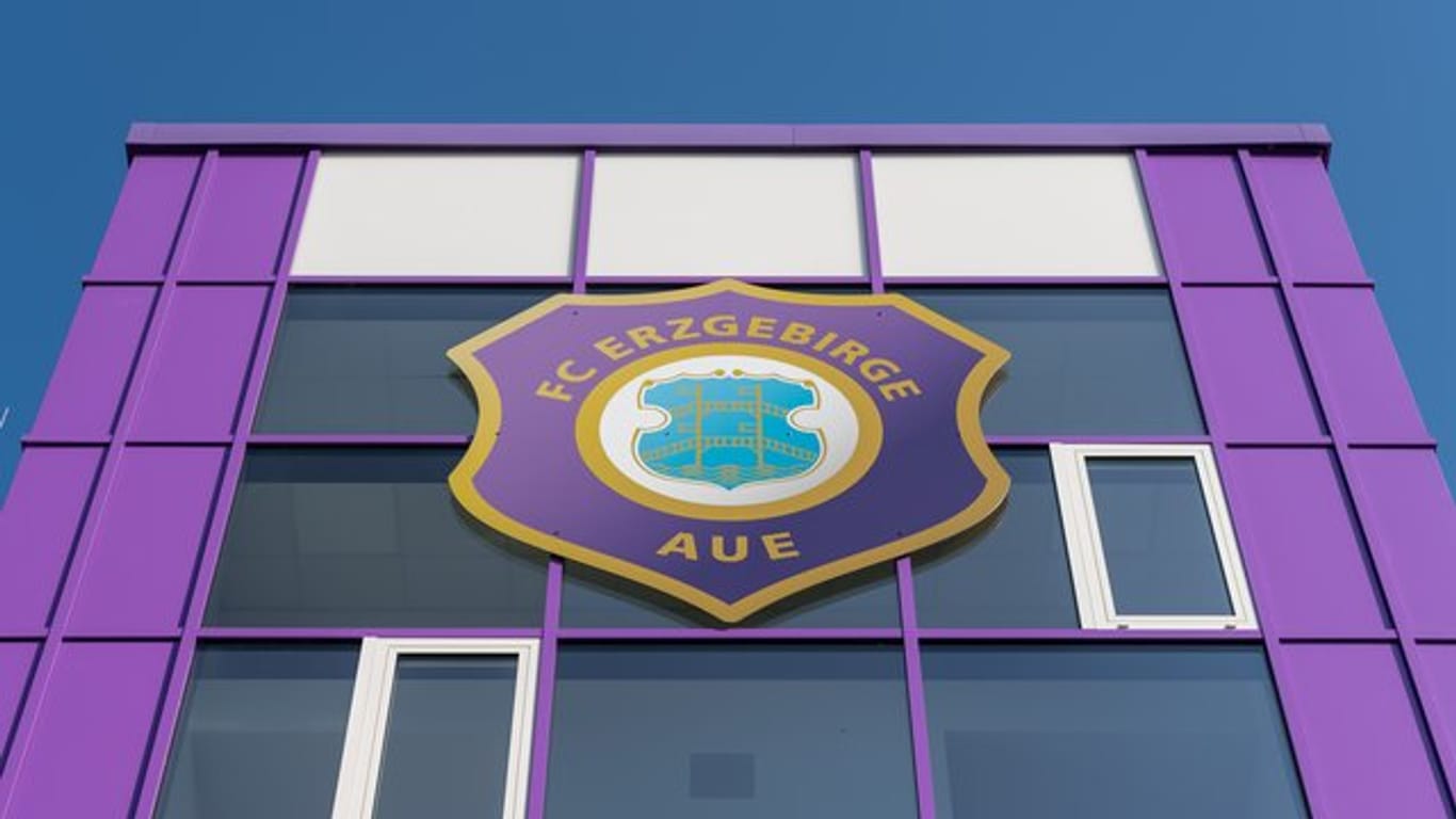 Nach zwei Corona-Fällen mussten sich alle Spieler und Betreuer des FC Erzgebirge Aue in häusliche Quarantäne begeben.