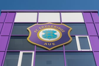 Nach zwei Corona-Fällen mussten sich alle Spieler und Betreuer des FC Erzgebirge Aue in häusliche Quarantäne begeben.