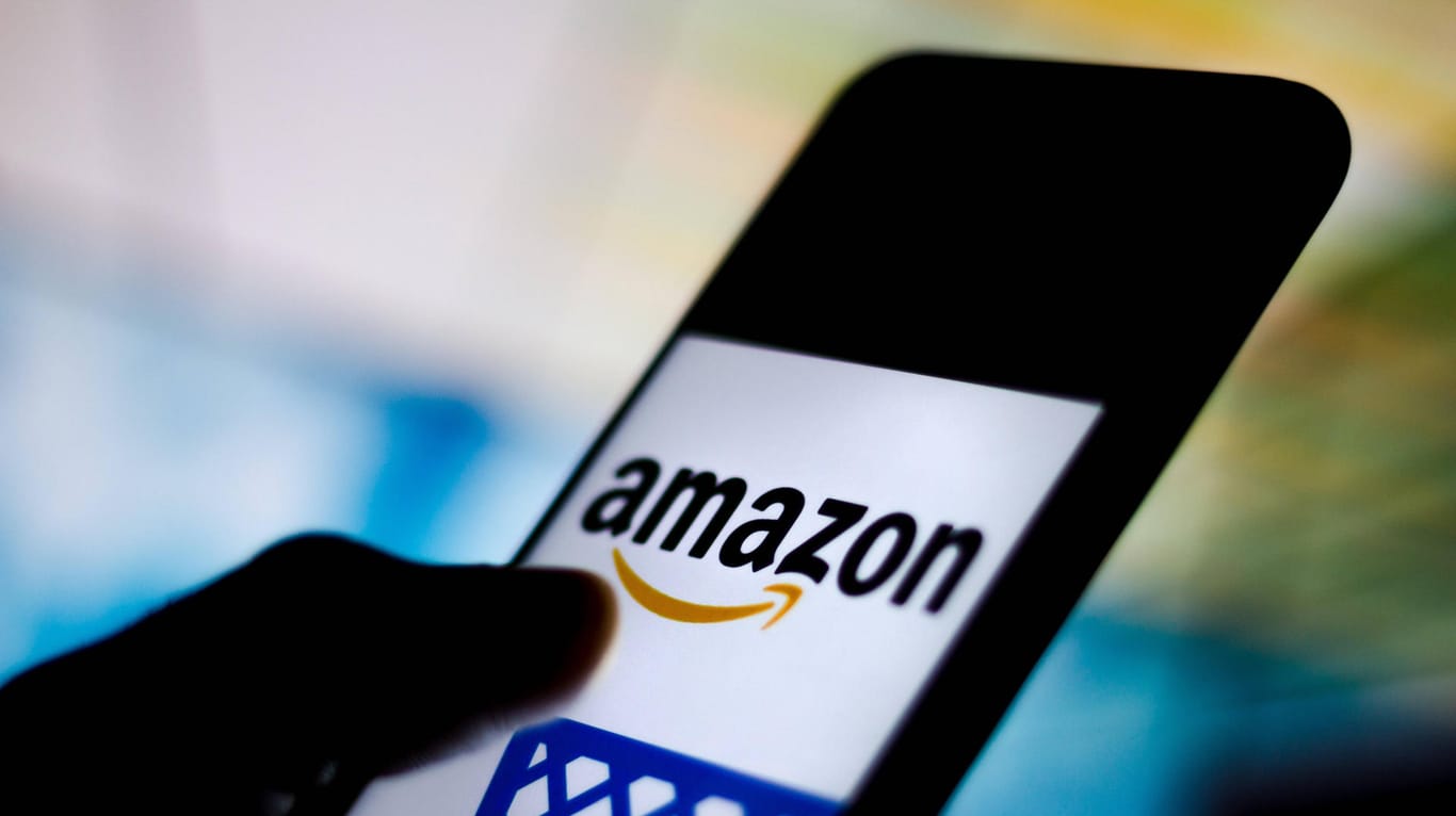 Das Logo von Amazon auf einem Smartphone (Symbolbild): Verbraucherschützer warnen vor betrügerischen Angeboten.