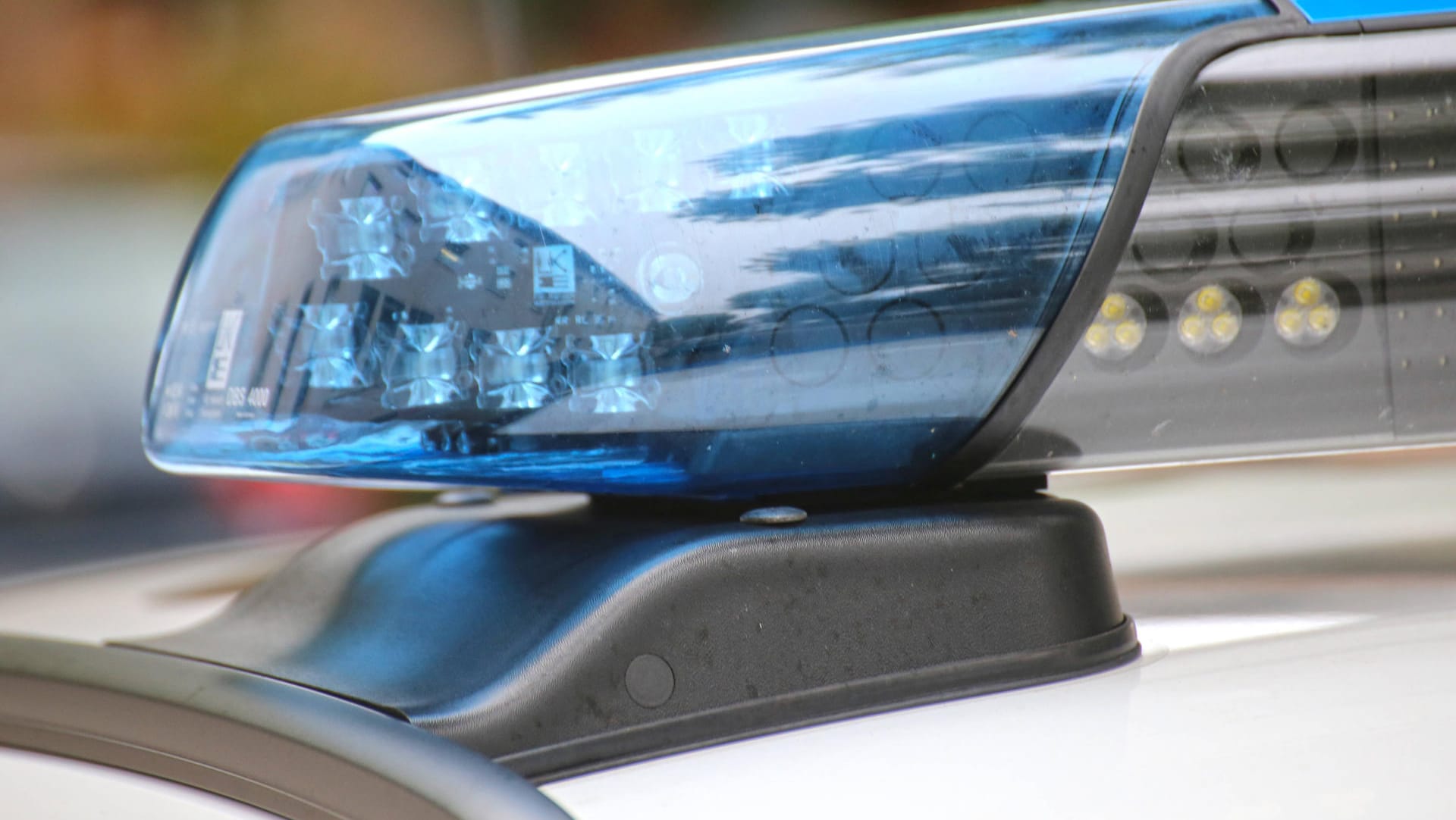 Das Blaulicht auf einem Polizeiauto (Symbolbild): Polizisten beschlagnahmen Führerscheine nach illegalen Autorennen in Köln. Das Blaulicht auf einem Polizeiauto (Symbolbild): Polizisten beschlagnahmen Führerscheine nach illegalen Autorennen in Köln.