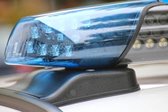 Das Blaulicht auf einem Polizeiauto (Symbolbild): Polizisten beschlagnahmen Führerscheine nach illegalen Autorennen in Köln.