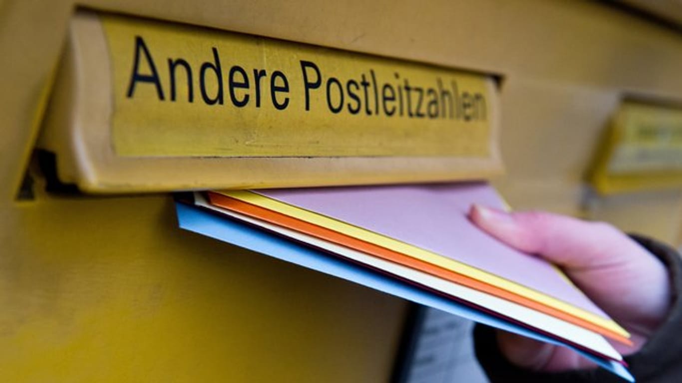 Ein Briefkasten: Der Einwurf geht nur vor Ort, aber Briefporto kaufen klappt auch digital – per SMS oder in der App der Deutschen Post.
