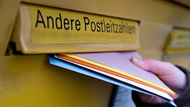 Ein Briefkasten: Der Einwurf geht nur vor Ort, aber Briefporto kaufen klappt auch digital – per SMS oder in der App der Deutschen Post.