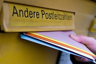 Ein Briefkasten: Der Einwurf geht nur vor Ort, aber Briefporto kaufen klappt auch digital – per SMS oder in der App der Deutschen Post.