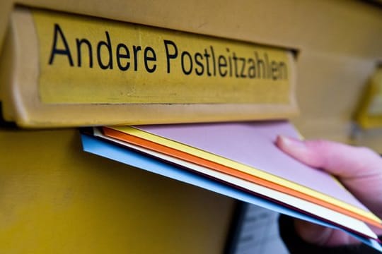 Ein Briefkasten: Der Einwurf geht nur vor Ort, aber Briefporto kaufen klappt auch digital – per SMS oder in der App der Deutschen Post.