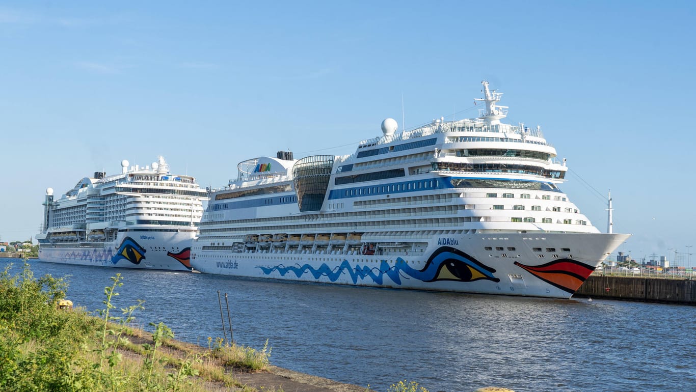 Lockdown wegen Coronakrise: Die Kreuzfahrtschiffe Aida blu und Aida perla liegen am Hamburg Cruise Center Steinwerder im Hamburger Hafen.