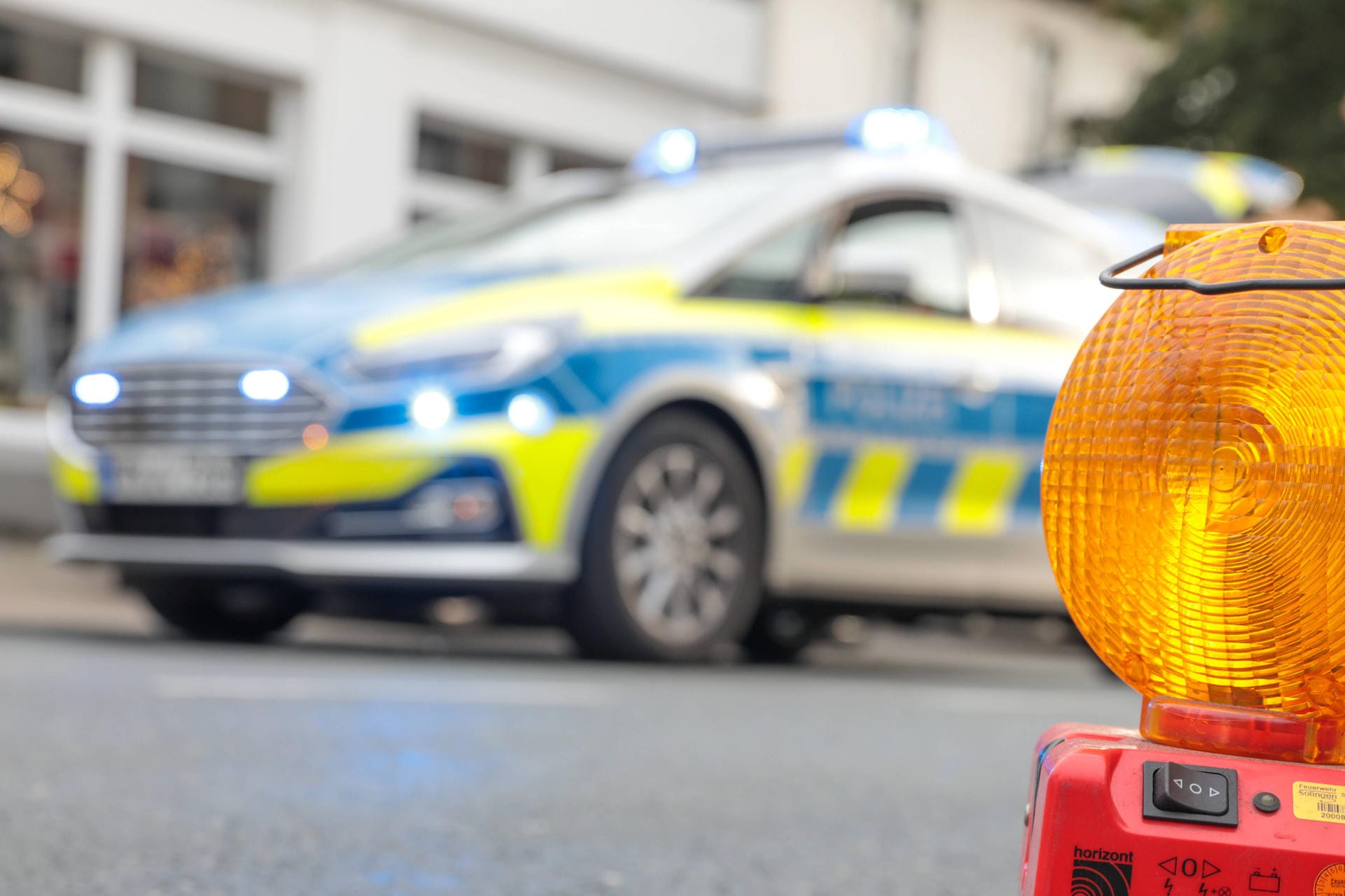 Symbolbild Polizei Ein Streifenwagen der Polizei (Symbolbild): Die Polizei Nürnberg hat einen Mann erwischt, der auf einen Streifenwagen uriniert haben soll.der Polizei NRW mit eingeschaltetem Blaulicht bei einer Vollsperrung einer Straße in So