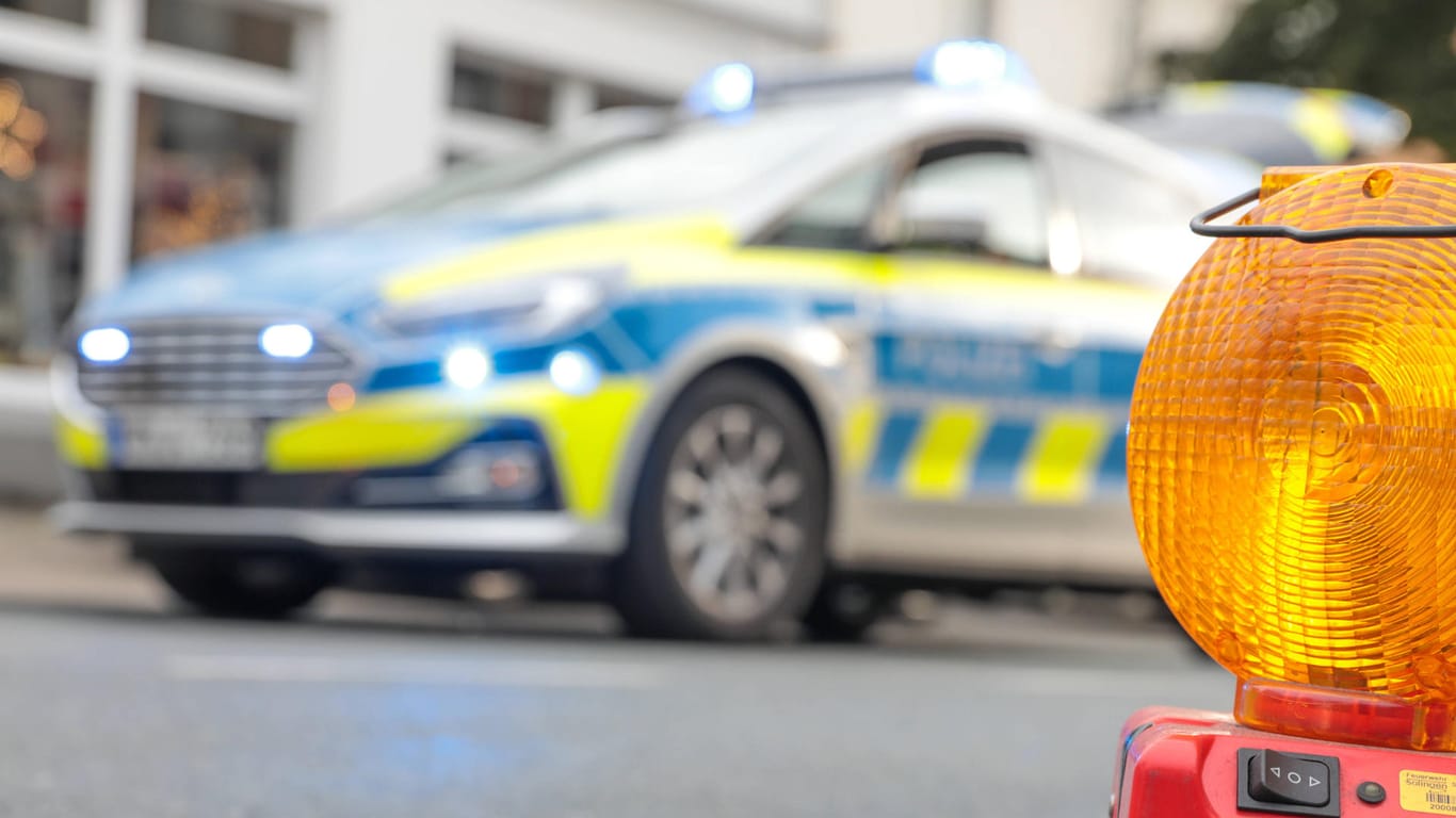 Symbolbild Polizei Ein Streifenwagen der Polizei (Symbolbild): Die Polizei Nürnberg hat einen Mann erwischt, der auf einen Streifenwagen uriniert haben soll.der Polizei NRW mit eingeschaltetem Blaulicht bei einer Vollsperrung einer Straße in So