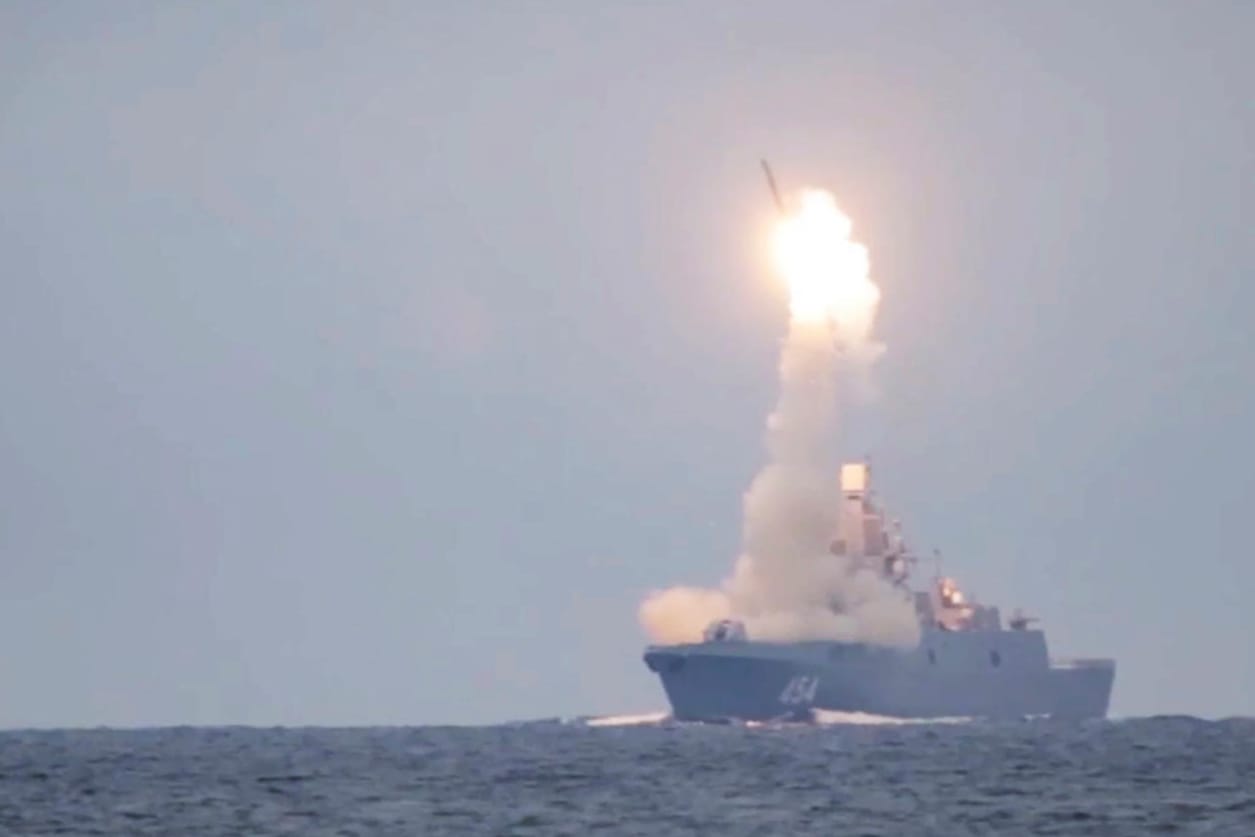 Von der Fregatte "Admiral Gorschkow" im Weißen Meer wird die "Zirkon" oder "SS-N-33" (Nato-Codename) abgefeuert.