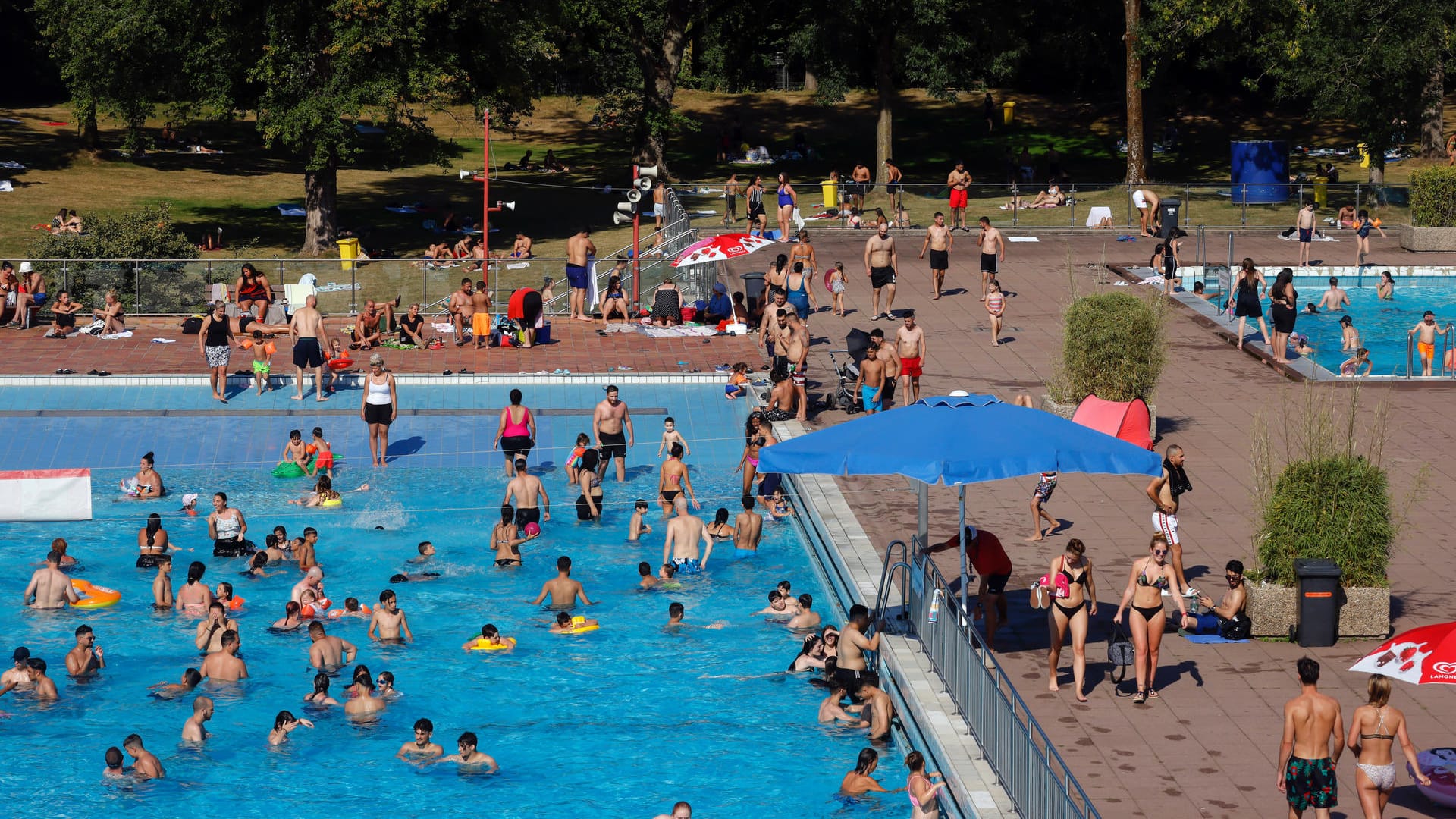 Menschen in einem Freibad: Ein Jugendlicher ist wegen Bedrohung einer Bademeisterin verurteilt worden