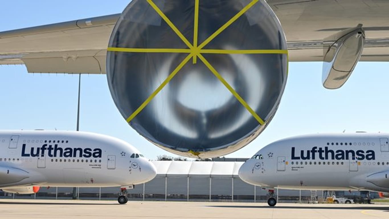 Lufthansa-Flieger (Symbolbild): Die Airline stellt ihren Flugbetrieb ab Leipzig-Halle vorerst ein.