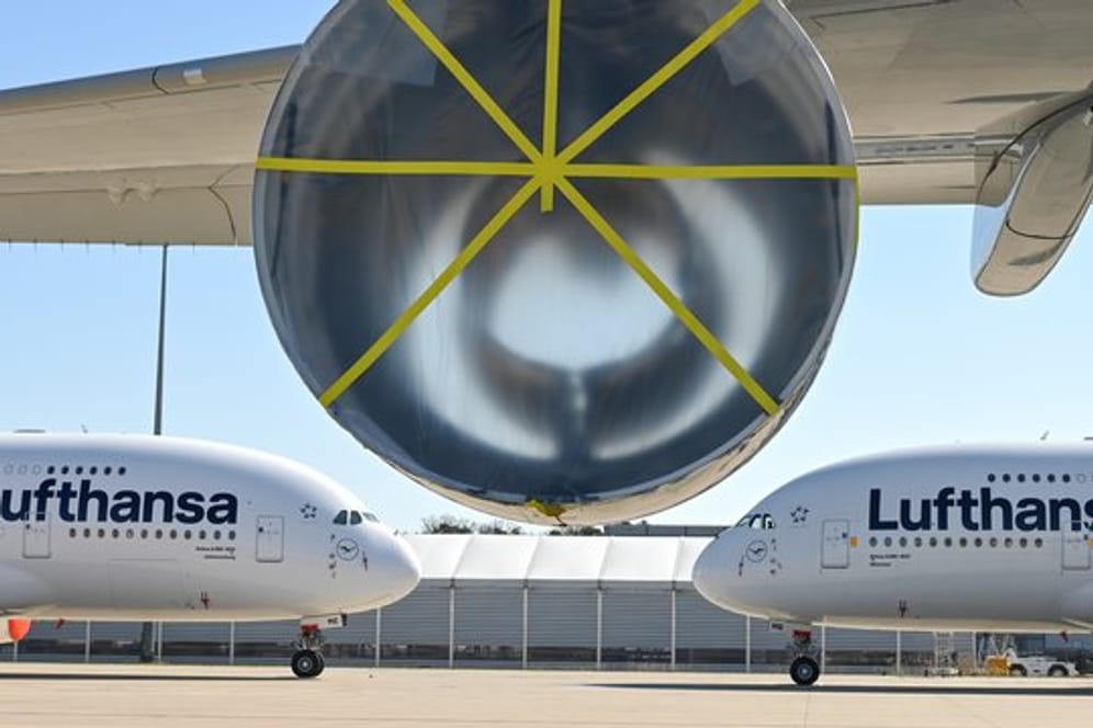 Lufthansa-Flieger (Symbolbild): Die Airline stellt ihren Flugbetrieb ab Leipzig-Halle vorerst ein.