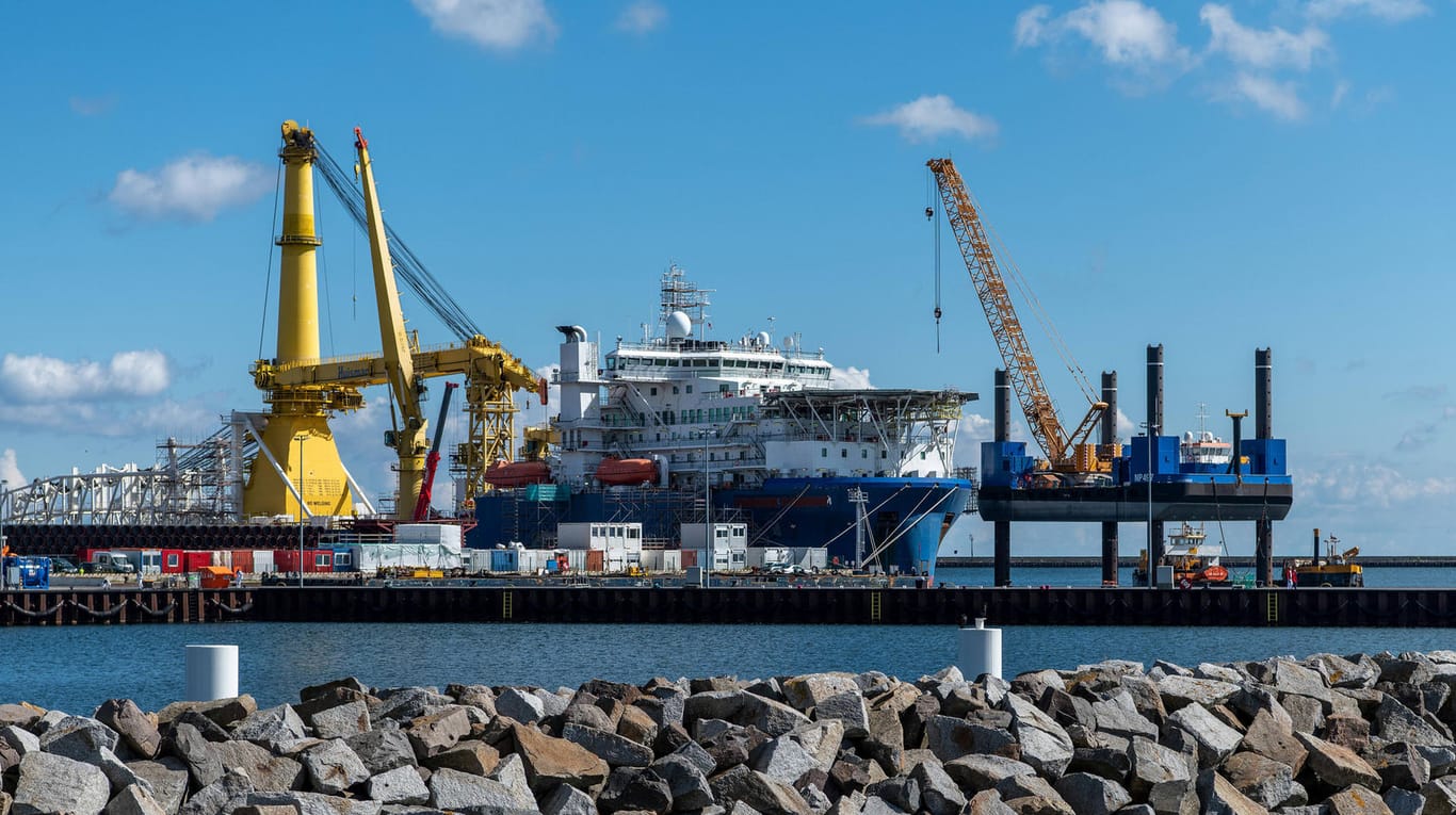 Verlegeschiff Akademik Tscherski im Hafen Mukran: Derzeit ruhen die Arbeiten, weil den beteiligten Unternehmen Sanktionen der USA drohen.