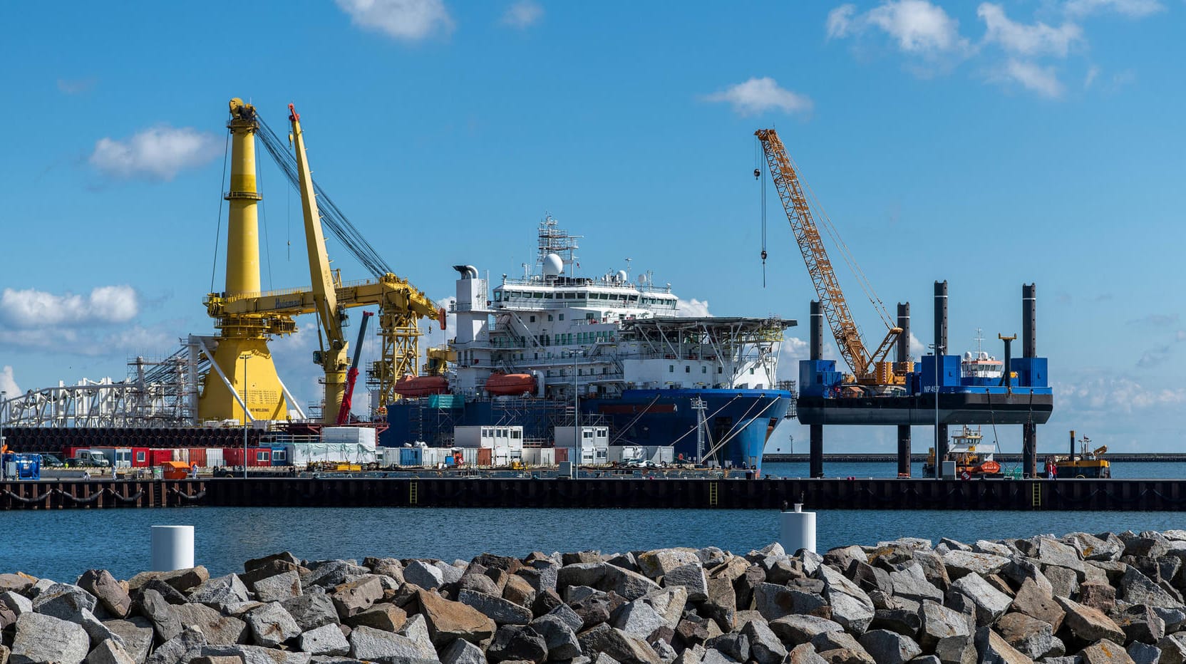 Verlegeschiff Akademik Tscherski im Hafen Mukran: Derzeit ruhen die Arbeiten, weil den beteiligten Unternehmen Sanktionen der USA drohen. Verlegeschiff Akademik Tscherski im Hafen Mukran: Derzeit ruhen die Arbeiten, weil den beteiligten Unternehmen Sanktionen der USA drohen.
