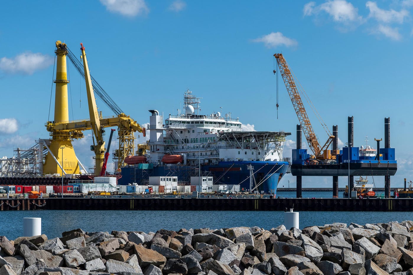 Verlegeschiff Akademik Tscherski im Hafen Mukran: Derzeit ruhen die Arbeiten, weil den beteiligten Unternehmen Sanktionen der USA drohen.
