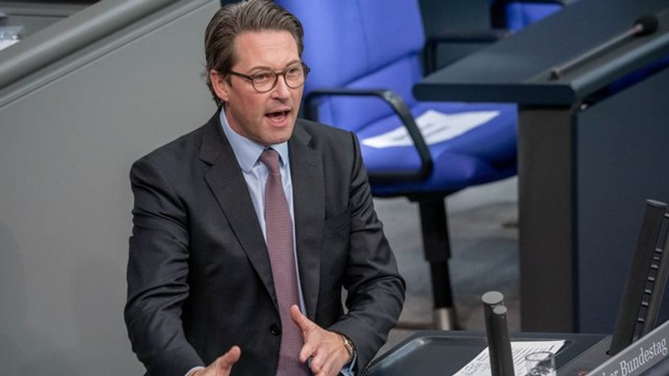 Andreas Scheuer (CSU), Bundesminister für Verkehr und digitale Infrastruktur, nimmt an einer aktuellen Stunde zum Thema „Mobilität als Rückgrat unseres Wohlstands“ im Plenum im Bundestag teil.