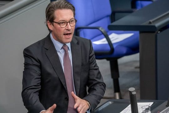 Andreas Scheuer (CSU), Bundesminister für Verkehr und digitale Infrastruktur, nimmt an einer aktuellen Stunde zum Thema „Mobilität als Rückgrat unseres Wohlstands“ im Plenum im Bundestag teil.