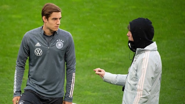 Bundestrainer Joachim Löw (r) bringt Debütant Florian Neuhaus gegen die Türkei. Bundestrainer Joachim Löw (r) bringt Debütant Florian Neuhaus gegen die Türkei.