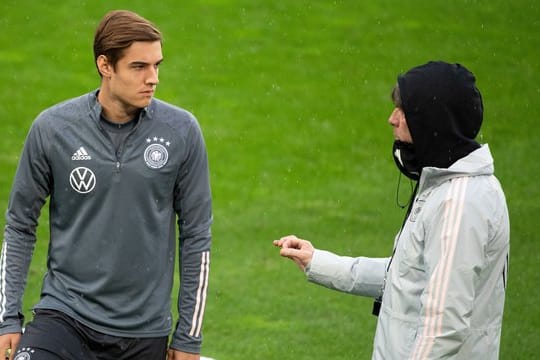 Bundestrainer Joachim Löw (r) bringt Debütant Florian Neuhaus gegen die Türkei.