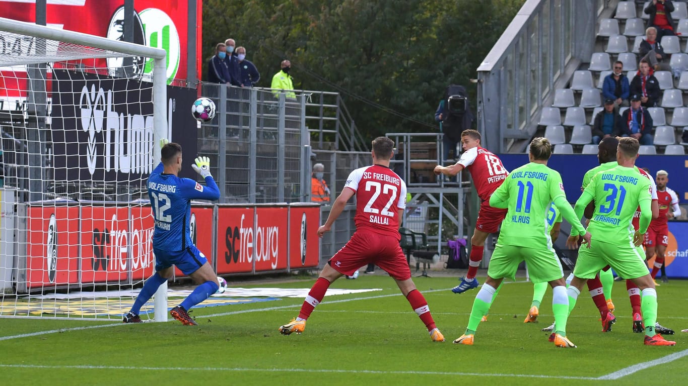 SC Freiburg: Im Spiel gegen den VfL Wolfsburg vor 3.000 Zuschauern hat Petersen ein Tor erzielt.