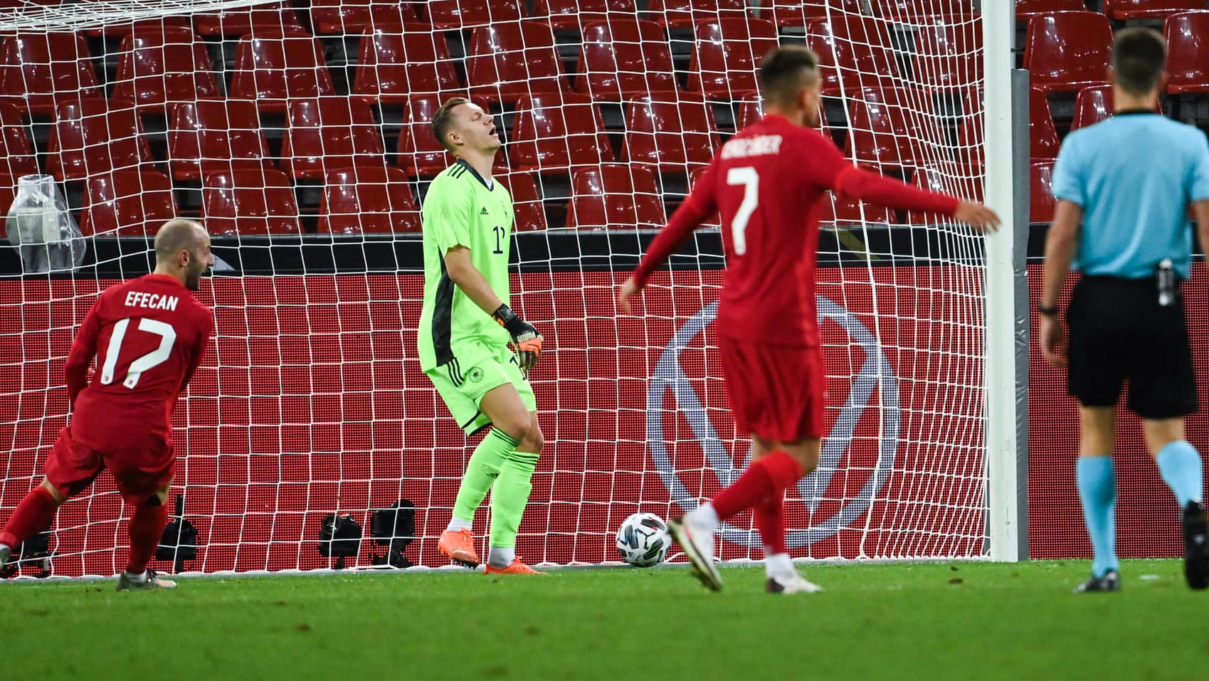 DFB-Torwart Leno (M.) ist enttäuscht.