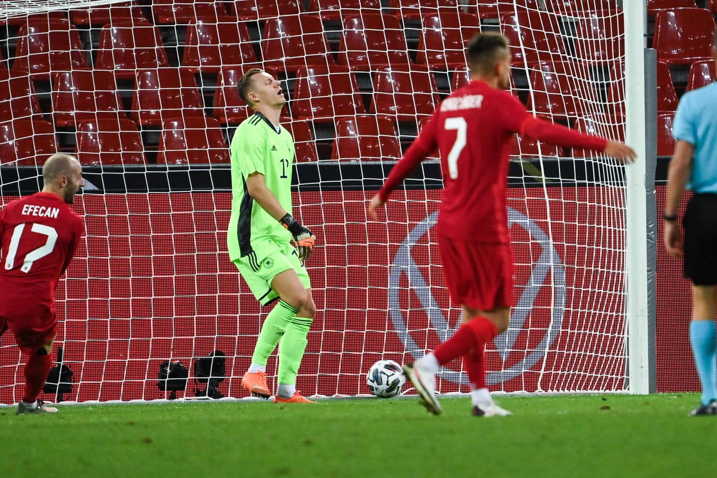 DFB-Torwart Leno (M.) ist enttäuscht.